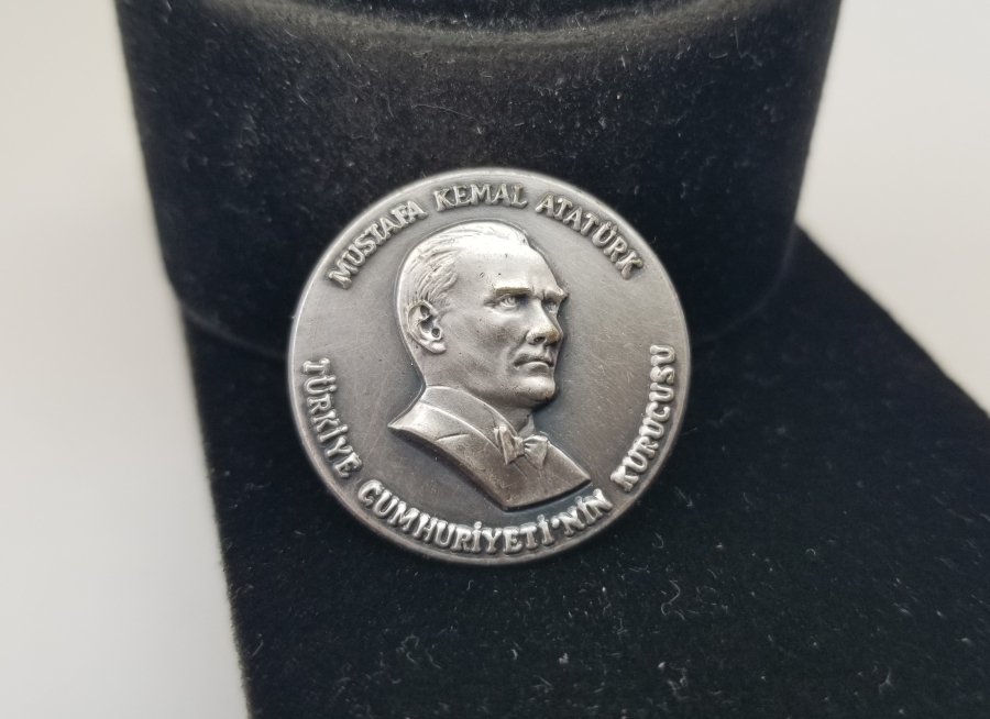 ATATÜRK GÖRSELLİ ANTİKA GÜMÜŞ HATIRA ROZET PARÇASI