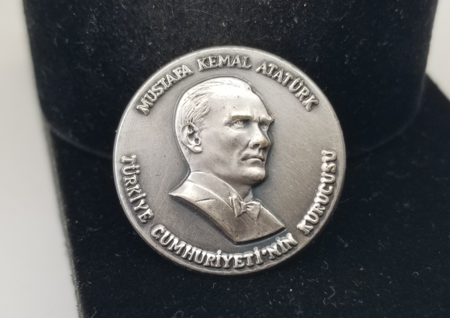 ATATÜRK GÖRSELLİ ANTİKA GÜMÜŞ HATIRA ROZET PARÇASI
