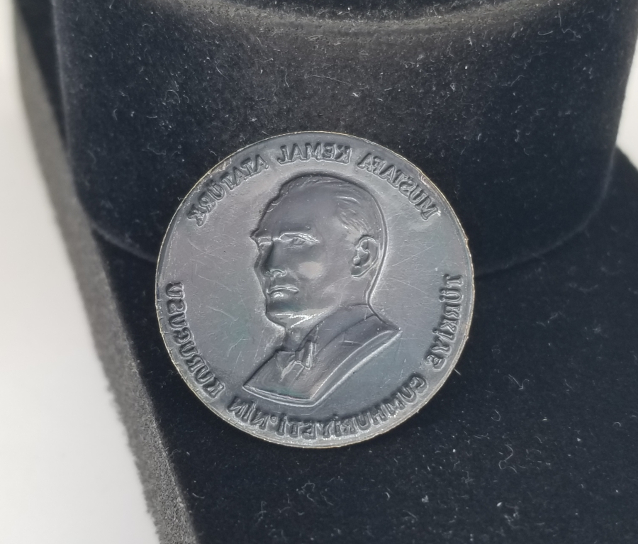 ATATÜRK GÖRSELLİ ANTİKA GÜMÜŞ HATIRA ROZET PARÇASI