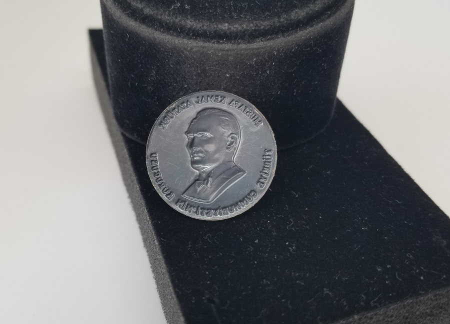 ATATÜRK GÖRSELLİ ANTİKA GÜMÜŞ HATIRA ROZET PARÇASI