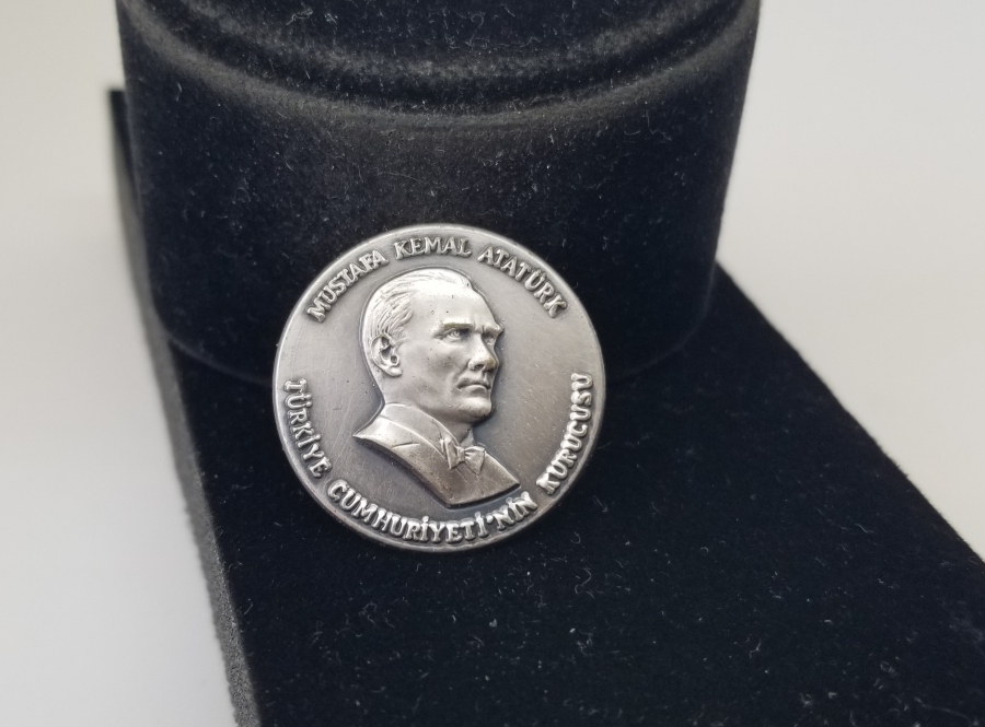 ATATÜRK GÖRSELLİ ANTİKA GÜMÜŞ HATIRA ROZET PARÇASI
