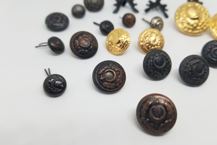 ANTİKA ASKERİ DÜĞME VE ROZET LOTU