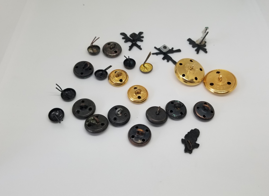 ANTİKA ASKERİ DÜĞME VE ROZET LOTU