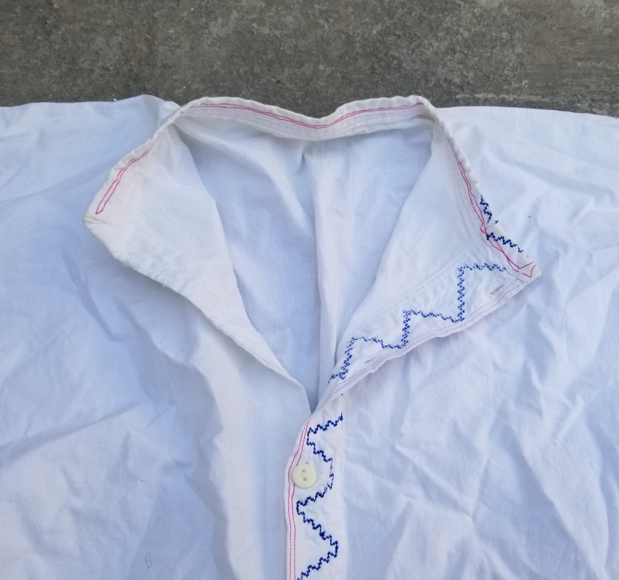 YAKASI VE KOLLARI İŞLEMELİ ANTİKA DAMAT GÖĞNEĞİ