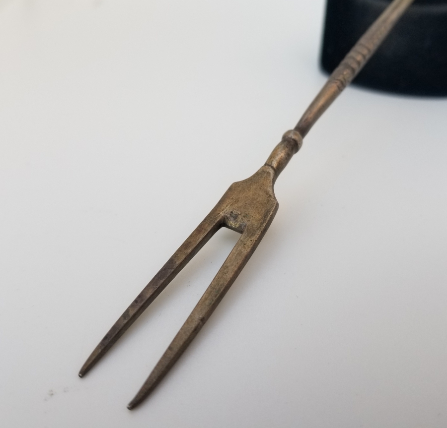 ÜZERİ ALTIN VERMEYLİ VE ÜST KISMI SİKKE FORMLU OSMANLI DÖNEMİ KALEM İŞÇİLİKLİ GÜMÜŞ ÇATAL