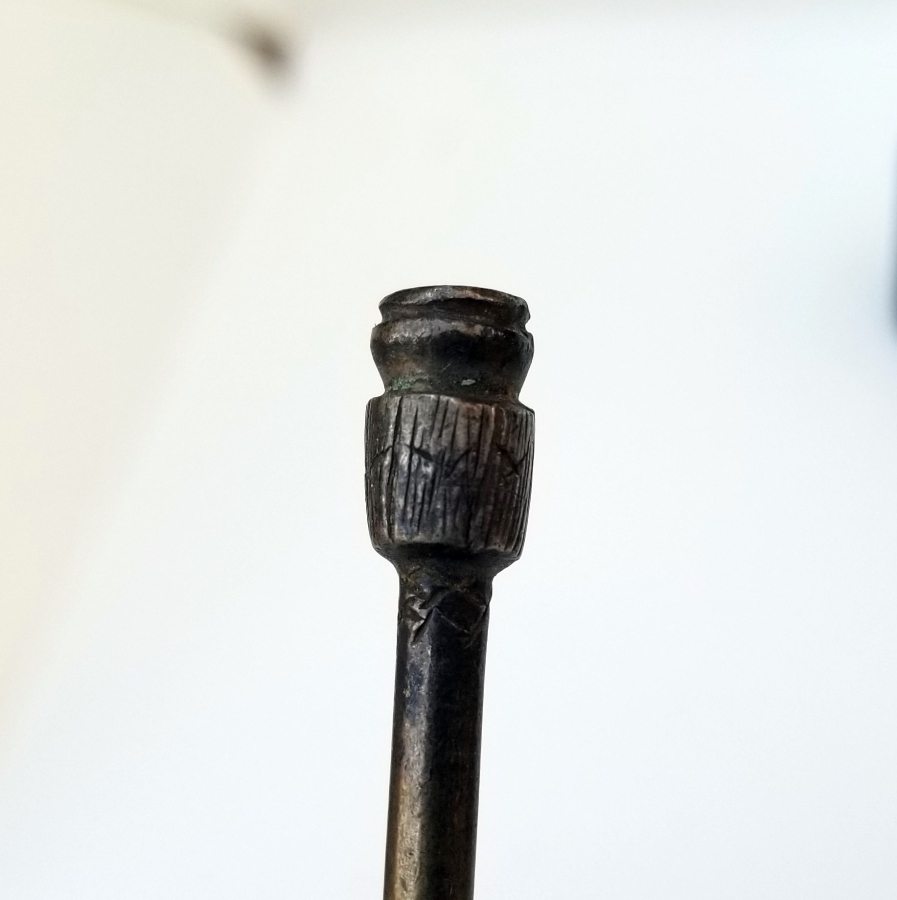 ÜZERİ ALTIN VERMEYLİ VE ÜST KISMI SİKKE FORMLU OSMANLI DÖNEMİ KALEM İŞÇİLİKLİ GÜMÜŞ ÇATAL