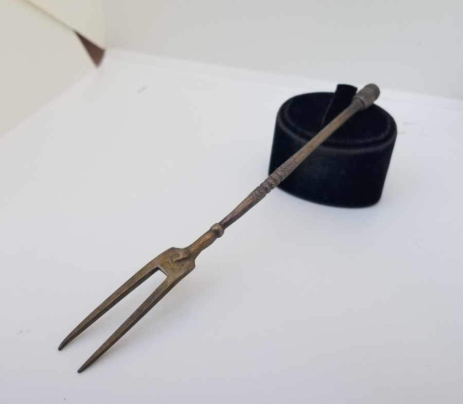 ÜZERİ ALTIN VERMEYLİ VE ÜST KISMI SİKKE FORMLU OSMANLI DÖNEMİ KALEM İŞÇİLİKLİ GÜMÜŞ ÇATAL