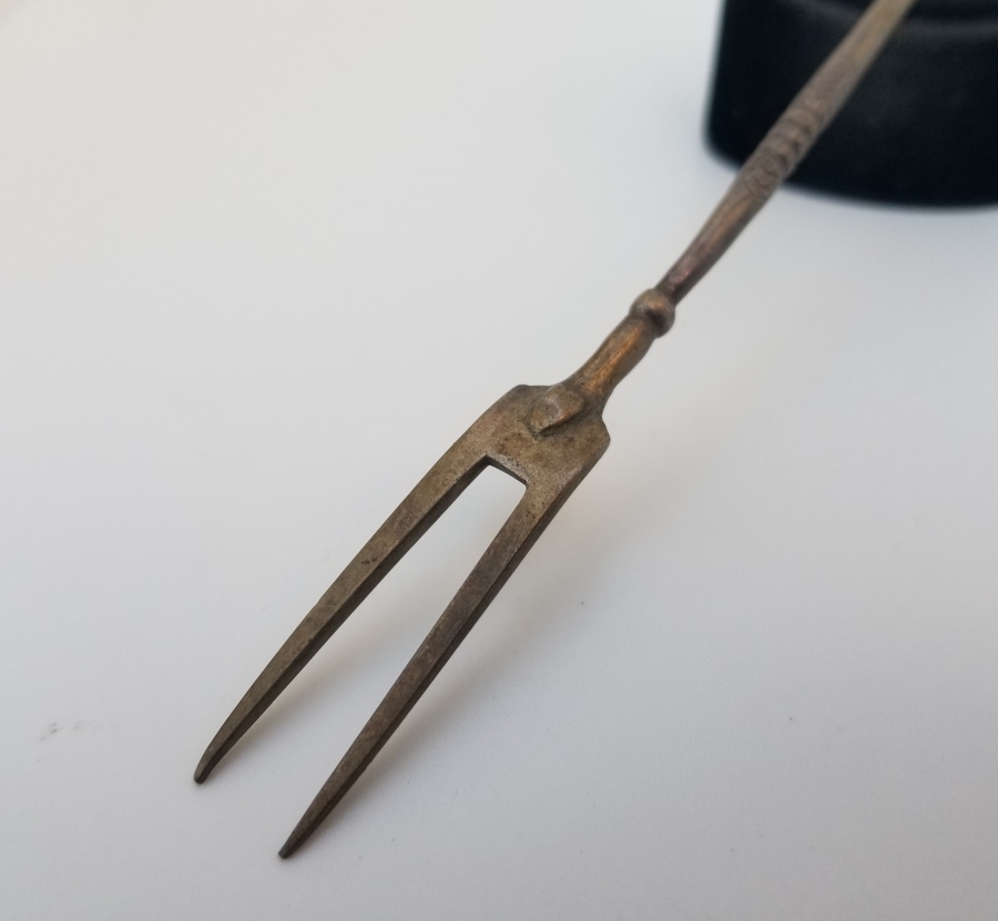 ÜZERİ ALTIN VERMEYLİ VE ÜST KISMI SİKKE FORMLU OSMANLI DÖNEMİ KALEM İŞÇİLİKLİ GÜMÜŞ ÇATAL