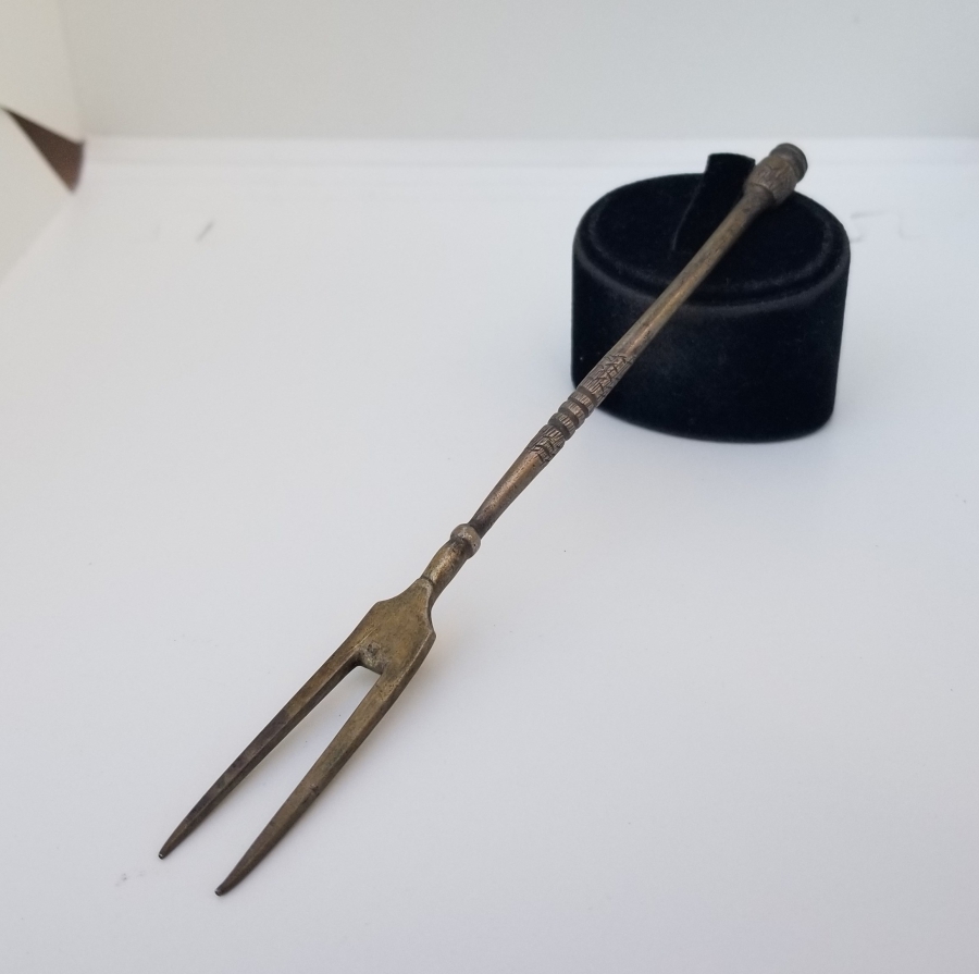 ÜZERİ ALTIN VERMEYLİ VE ÜST KISMI SİKKE FORMLU OSMANLI DÖNEMİ KALEM İŞÇİLİKLİ GÜMÜŞ ÇATAL