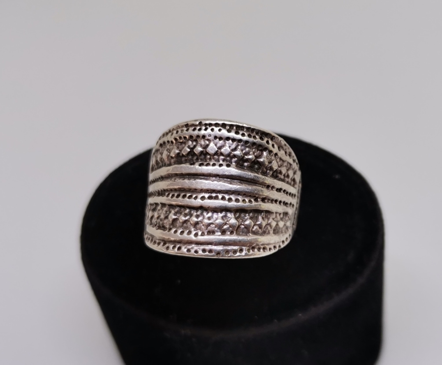 KABARTMA İŞÇİLİKLİ GÜMÜŞ YÜZÜK