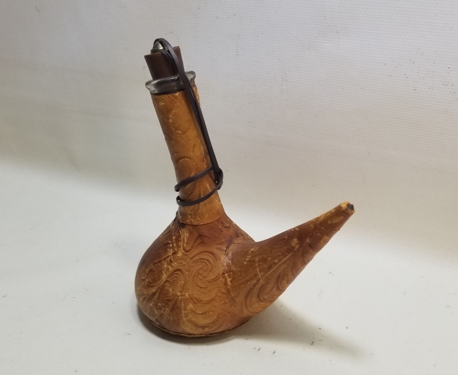 EL YAPIMI ANTİKA DERİ İÇKİ ŞİŞESİ