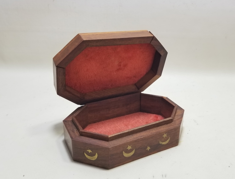 ÜZERİ AY YILDIZ FİGÜRLÜ UZAKDOĞU YAPIMI KAPAKLI AHŞAP KUTU