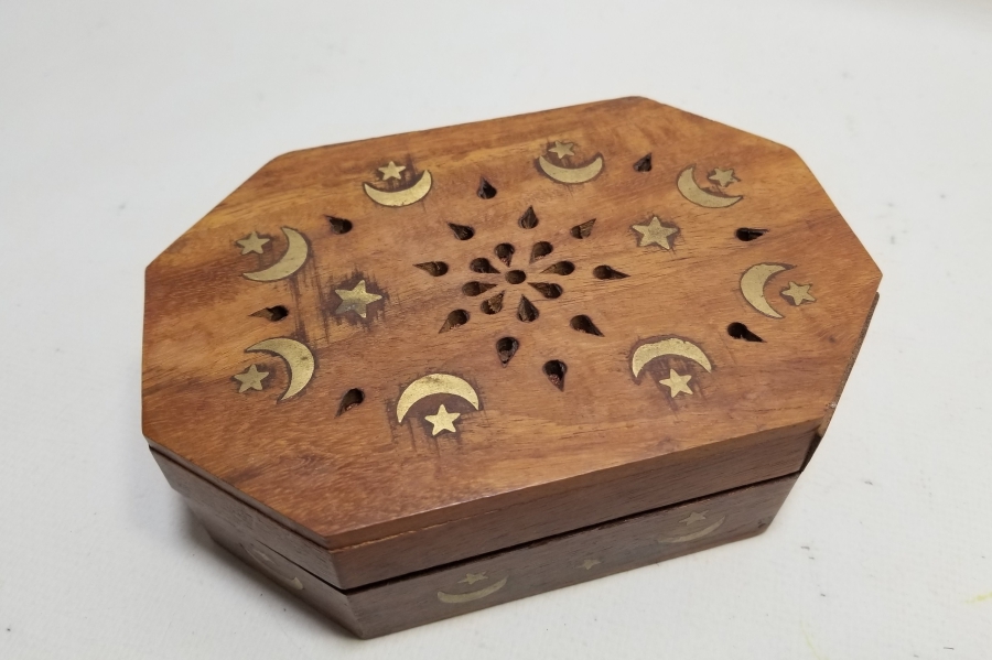ÜZERİ AY YILDIZ FİGÜRLÜ UZAKDOĞU YAPIMI KAPAKLI AHŞAP KUTU