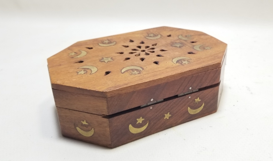 ÜZERİ AY YILDIZ FİGÜRLÜ UZAKDOĞU YAPIMI KAPAKLI AHŞAP KUTU