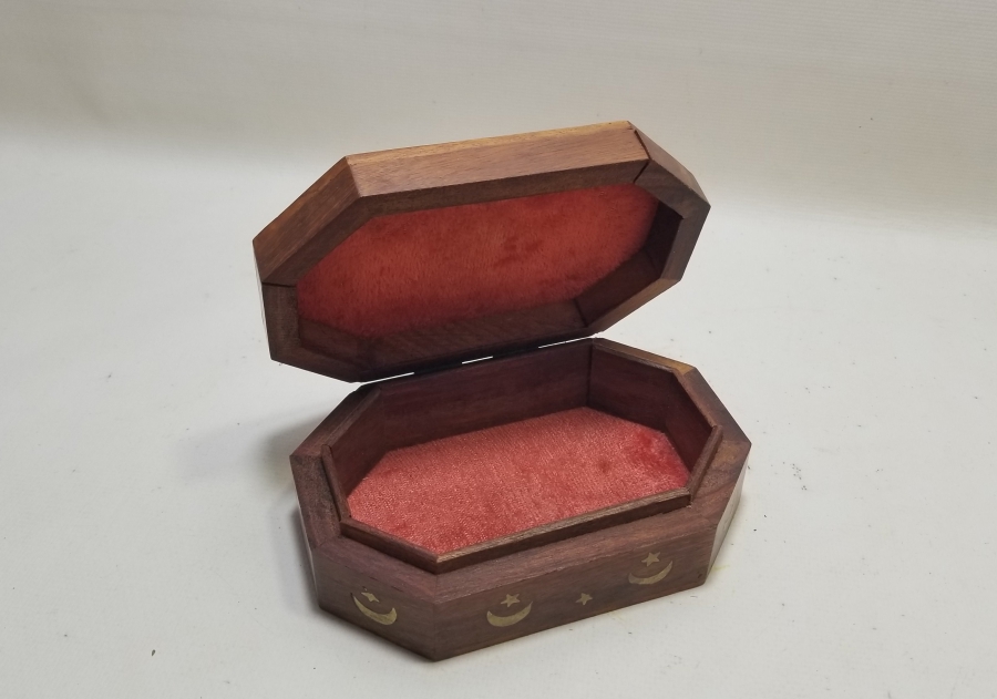 ÜZERİ AY YILDIZ FİGÜRLÜ UZAKDOĞU YAPIMI KAPAKLI AHŞAP KUTU