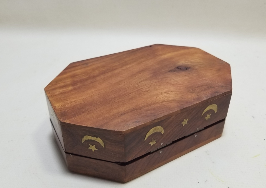 ÜZERİ AY YILDIZ FİGÜRLÜ UZAKDOĞU YAPIMI KAPAKLI AHŞAP KUTU