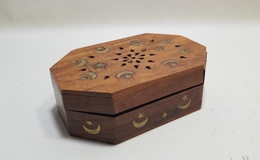 ÜZERİ AY YILDIZ FİGÜRLÜ UZAKDOĞU YAPIMI KAPAKLI AHŞAP KUTU