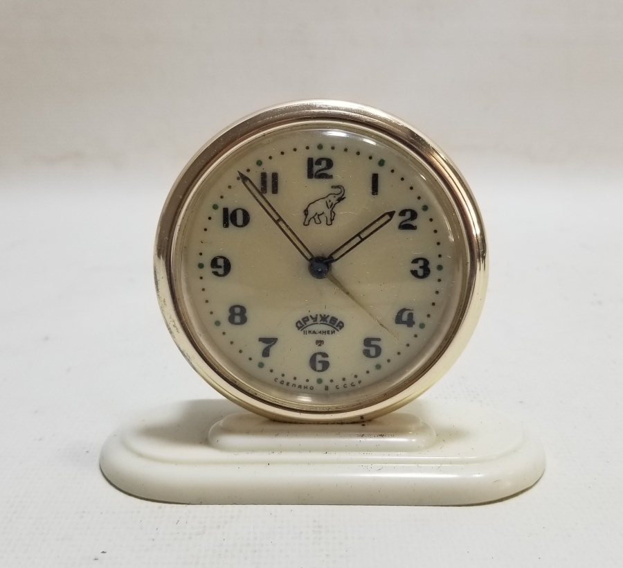 ÜZERİ RUSÇA YAZILI ANTİKA RUS KURMALI MASA SAATİ