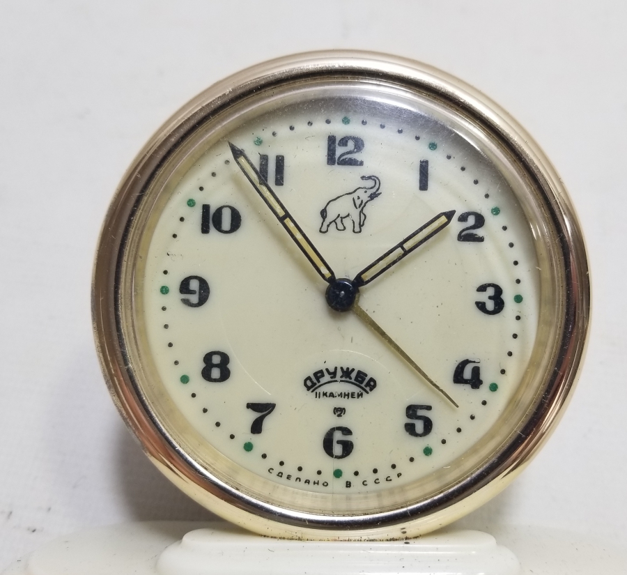 ÜZERİ RUSÇA YAZILI ANTİKA RUS KURMALI MASA SAATİ