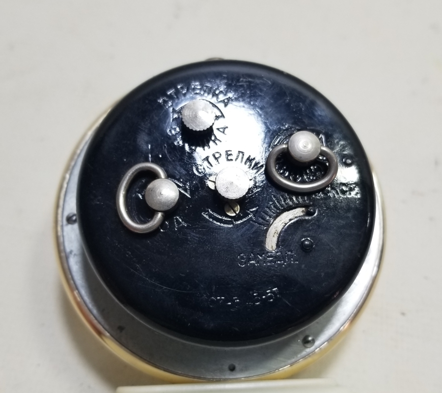 ÜZERİ RUSÇA YAZILI ANTİKA RUS KURMALI MASA SAATİ