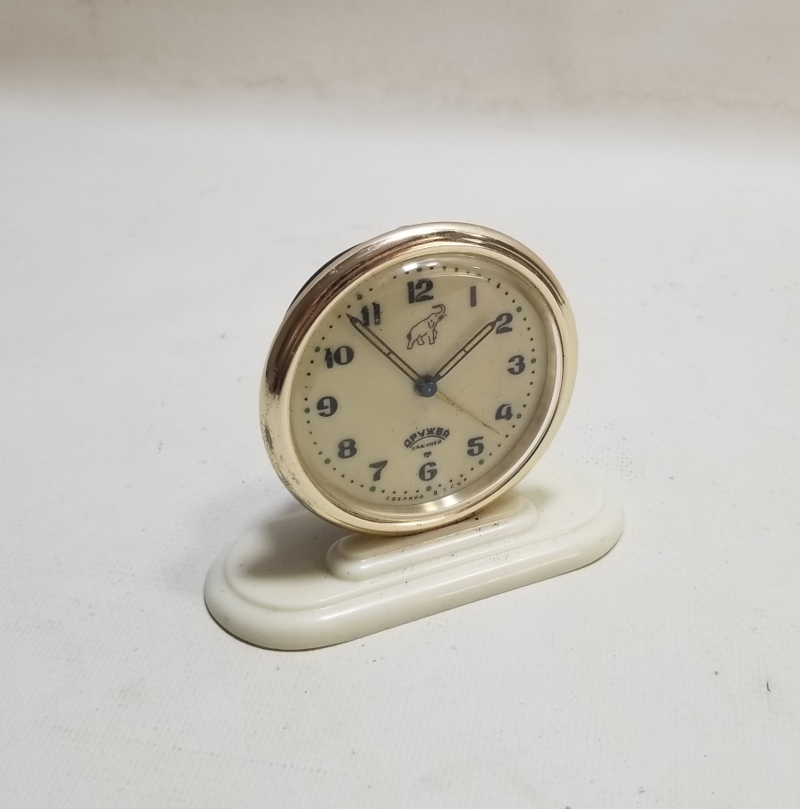 ÜZERİ RUSÇA YAZILI ANTİKA RUS KURMALI MASA SAATİ