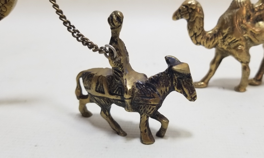 KABARTMA İŞÇİLİKLİ ANTİKA DEVE FİGÜRLERİ LOTU