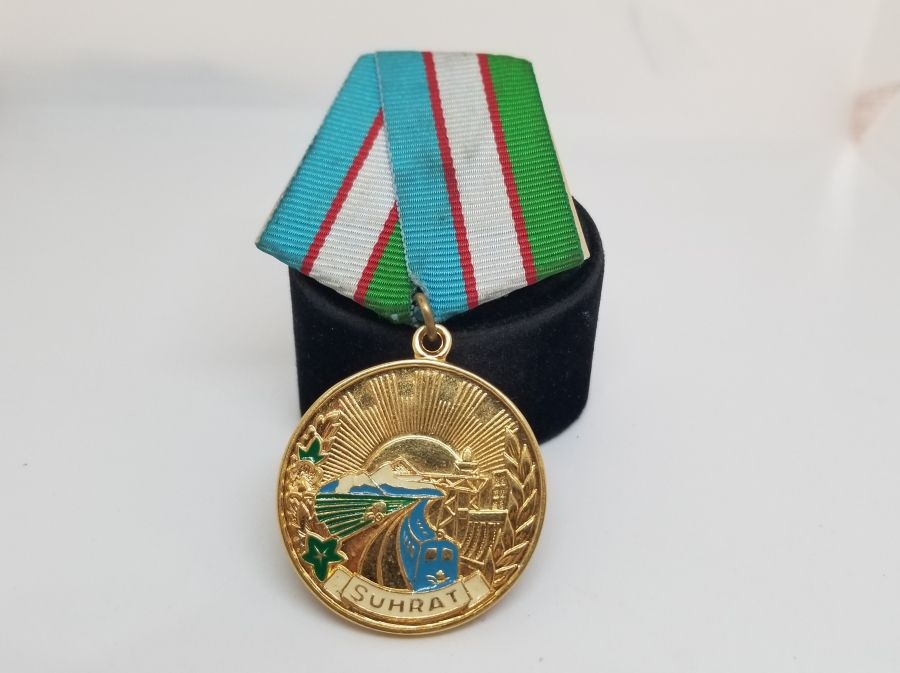 ÜZERİ AY YILDIZ FİGÜRLÜ VE MİNE İŞÇİLİKLİ ORİJİNAL ASKISIYLA ALTIN KAPLAMA RUS MADALYA