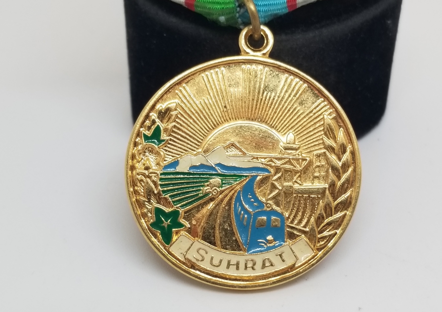 ÜZERİ AY YILDIZ FİGÜRLÜ VE MİNE İŞÇİLİKLİ ORİJİNAL ASKISIYLA ALTIN KAPLAMA RUS MADALYA