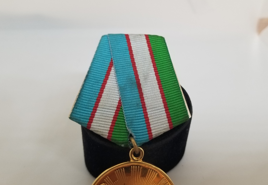 ÜZERİ AY YILDIZ FİGÜRLÜ VE MİNE İŞÇİLİKLİ ORİJİNAL ASKISIYLA ALTIN KAPLAMA RUS MADALYA