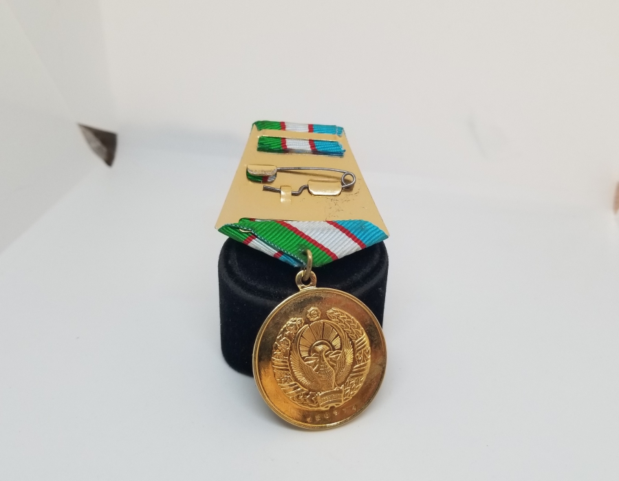 ÜZERİ AY YILDIZ FİGÜRLÜ VE MİNE İŞÇİLİKLİ ORİJİNAL ASKISIYLA ALTIN KAPLAMA RUS MADALYA