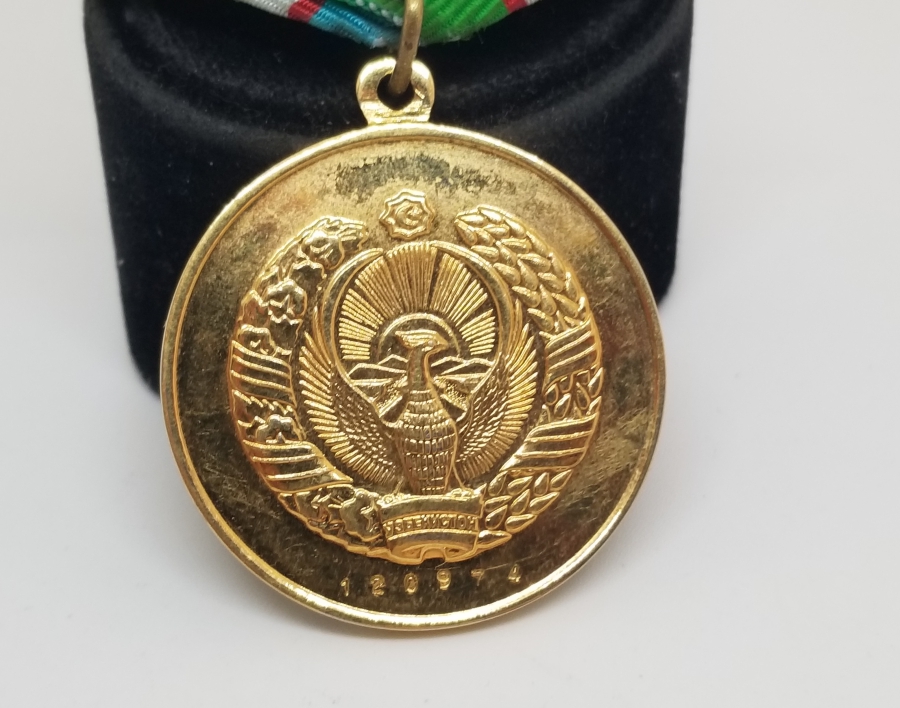 ÜZERİ AY YILDIZ FİGÜRLÜ VE MİNE İŞÇİLİKLİ ORİJİNAL ASKISIYLA ALTIN KAPLAMA RUS MADALYA