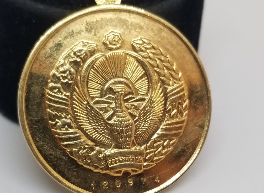 ÜZERİ AY YILDIZ FİGÜRLÜ VE MİNE İŞÇİLİKLİ ORİJİNAL ASKISIYLA ALTIN KAPLAMA RUS MADALYA