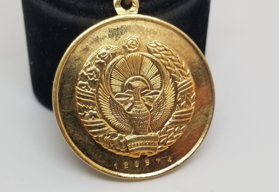 ÜZERİ AY YILDIZ FİGÜRLÜ VE MİNE İŞÇİLİKLİ ORİJİNAL ASKISIYLA ALTIN KAPLAMA RUS MADALYA