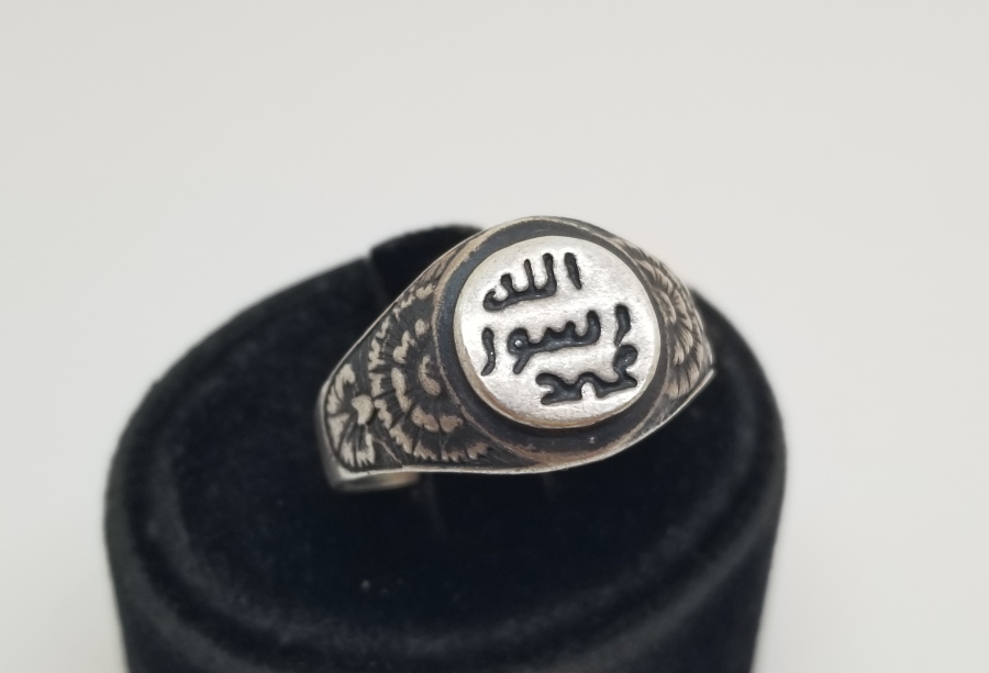 PEYGAMBER EFENDİMİZİN MÜHRÜ FORMUNDA YAPILMIŞ GÜMÜŞ YÜZÜK