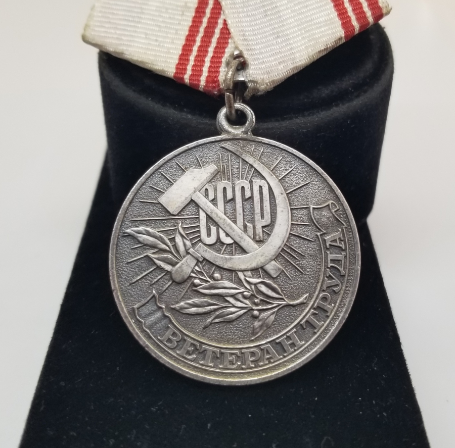 ÜZERİ ORAK-ÇEKİÇ FİGÜRLÜ GÜMÜŞ KAPLAMA ANTİKA RUS MADALYA