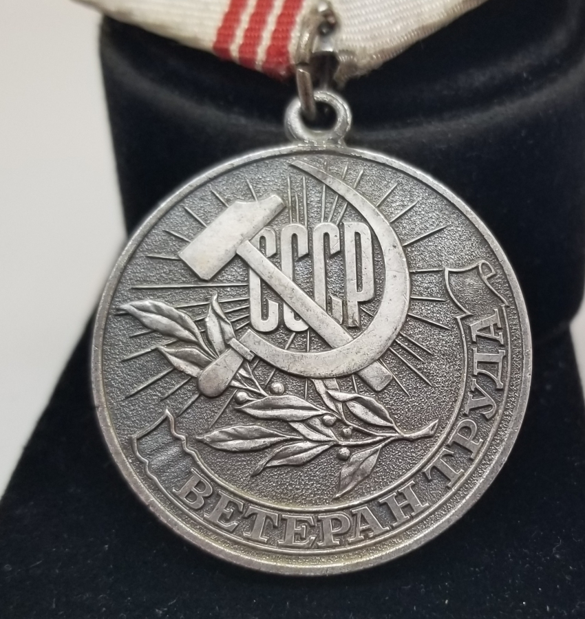 ÜZERİ ORAK-ÇEKİÇ FİGÜRLÜ GÜMÜŞ KAPLAMA ANTİKA RUS MADALYA