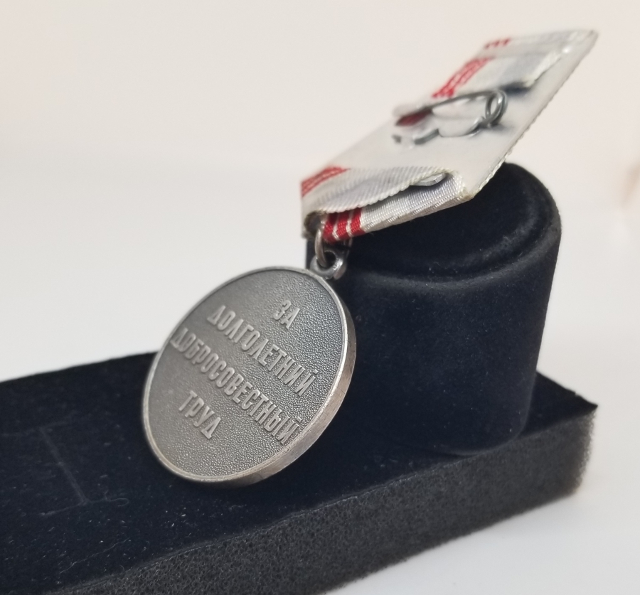 ÜZERİ ORAK-ÇEKİÇ FİGÜRLÜ GÜMÜŞ KAPLAMA ANTİKA RUS MADALYA