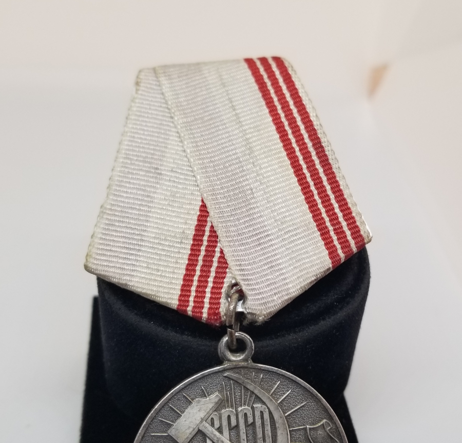 ÜZERİ ORAK-ÇEKİÇ FİGÜRLÜ GÜMÜŞ KAPLAMA ANTİKA RUS MADALYA