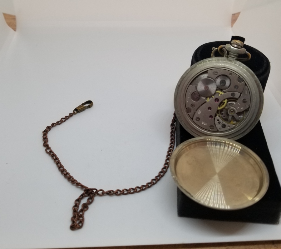 KAPAĞI BOZKURTLU ORİJİNAL KÖSTEĞİYLE ANTİKA KURMALI RUS CEP SAATİ