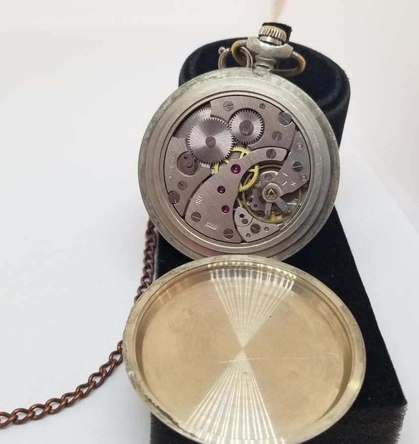 KAPAĞI BOZKURTLU ORİJİNAL KÖSTEĞİYLE ANTİKA KURMALI RUS CEP SAATİ