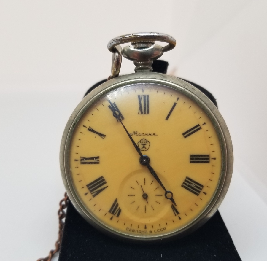 KAPAĞI BOZKURTLU ORİJİNAL KÖSTEĞİYLE ANTİKA KURMALI RUS CEP SAATİ