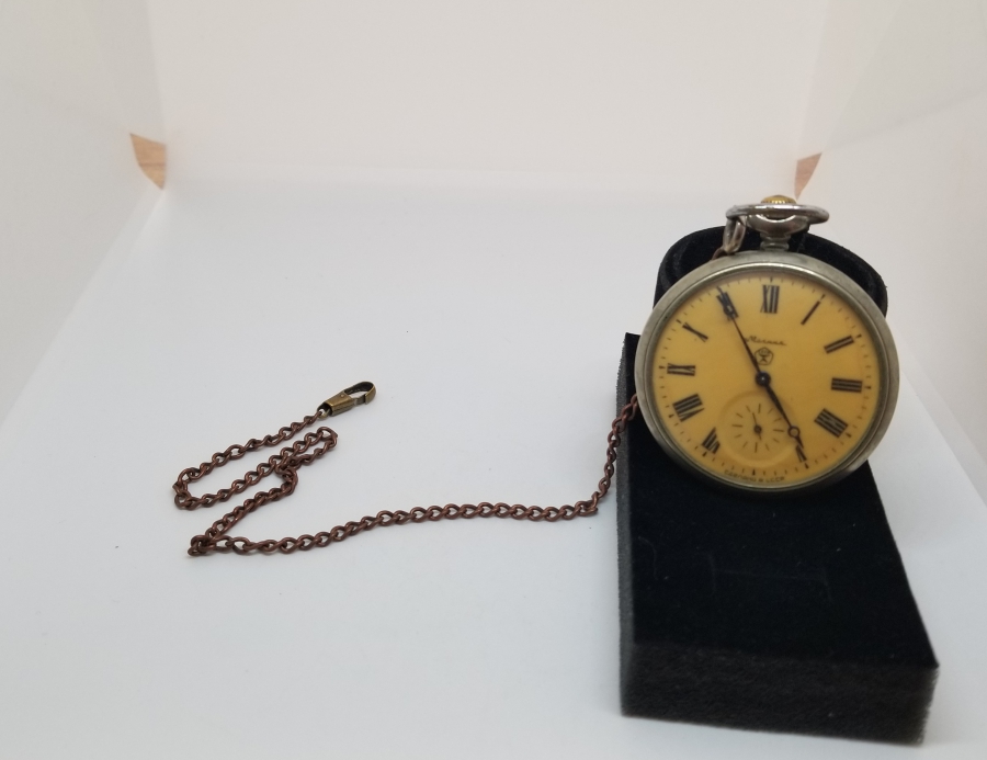 KAPAĞI BOZKURTLU ORİJİNAL KÖSTEĞİYLE ANTİKA KURMALI RUS CEP SAATİ