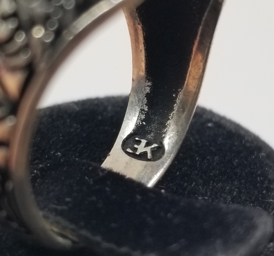 ÜZERİ KABARTMA İŞÇİLİKLİ ÖZEL YAPIM GÜMÜŞ YÜZÜK