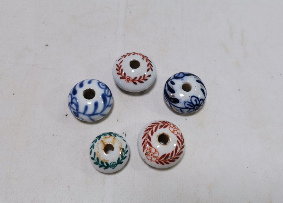 ÜZERLERİ İŞLEMELİ OSMANLI DÖNEMİ PORSELEN ÇEKMECE KULPLARI LOTU