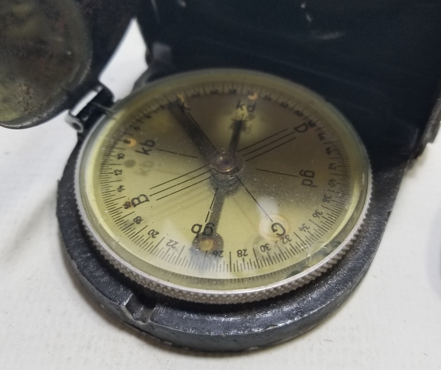 ORİJİNAL DERİ KILIFINDA ANTİKA ASKERİ PUSULA