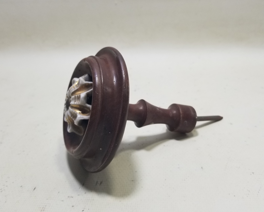 AHŞAP ÜZERİ ALTIN VERMEYLİ PORSELEN APLİKLİ OSMANLI DÖNEMİ NADİR KAPI KOLU