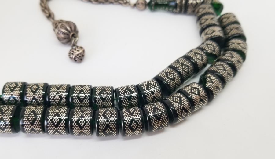 GÜMÜŞ ÇAKMA İŞÇİLİKLİ VE GÜMÜŞ PÜSKÜLLÜ ATEŞ KEHRİBARI TESPİH