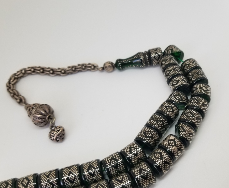 GÜMÜŞ ÇAKMA İŞÇİLİKLİ VE GÜMÜŞ PÜSKÜLLÜ ATEŞ KEHRİBARI TESPİH