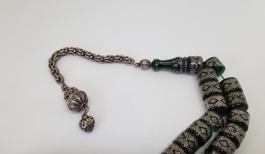 GÜMÜŞ ÇAKMA İŞÇİLİKLİ VE GÜMÜŞ PÜSKÜLLÜ ATEŞ KEHRİBARI TESPİH