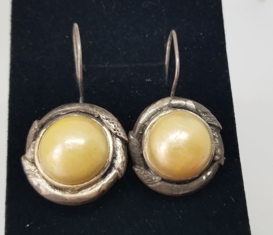 ÜZERİ İNCİ FORMLU BİJUTERİ KÜPE